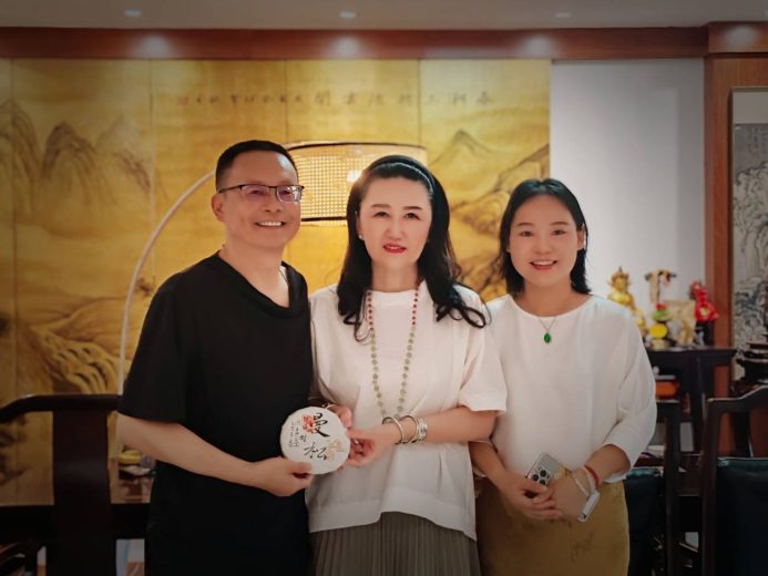 徐洪立[辿一]夫妇与友人饮茶。